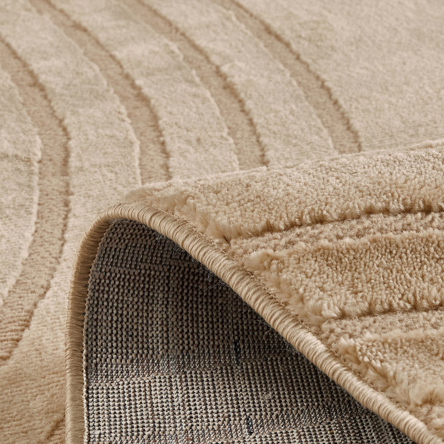 Tapis poils ras motif arc en relief beige : BLO1030BEI BLOOM