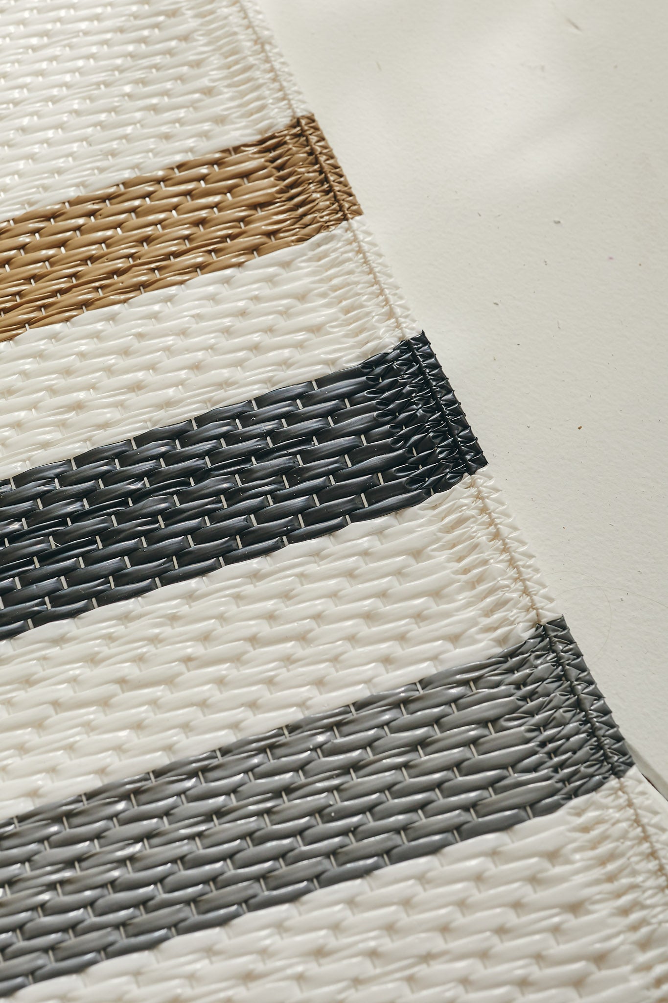 Tapis d'extérieur motifs rayures noir : CAP1742NOI CAPRI
