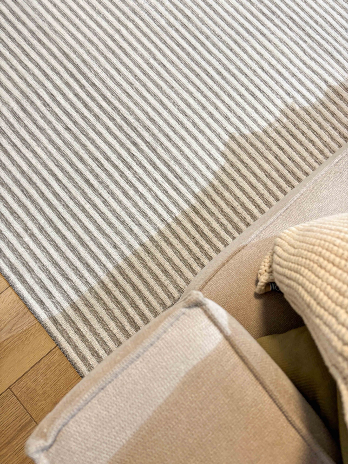 Tapis rectangulaire à rayures fines blanches ton sur ton indoor/outdoor - GARDEN Garden