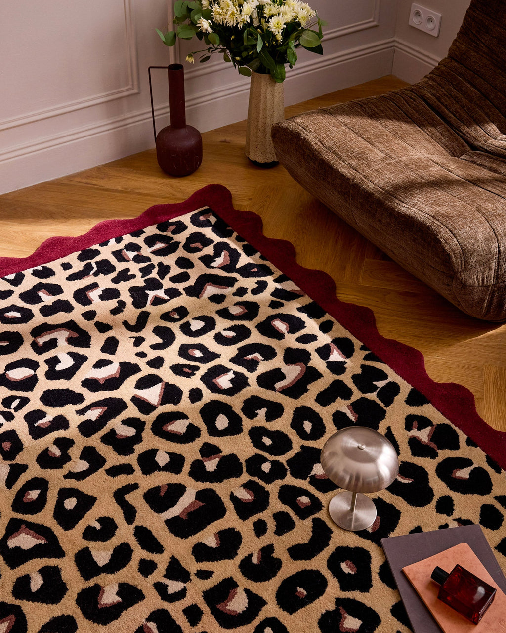 Âme fauve – Tapis en laine motif léopard - bordeaux Âme fauve