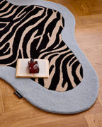 Âme fauve – Tapis en laine zébré - bleu Âme fauve