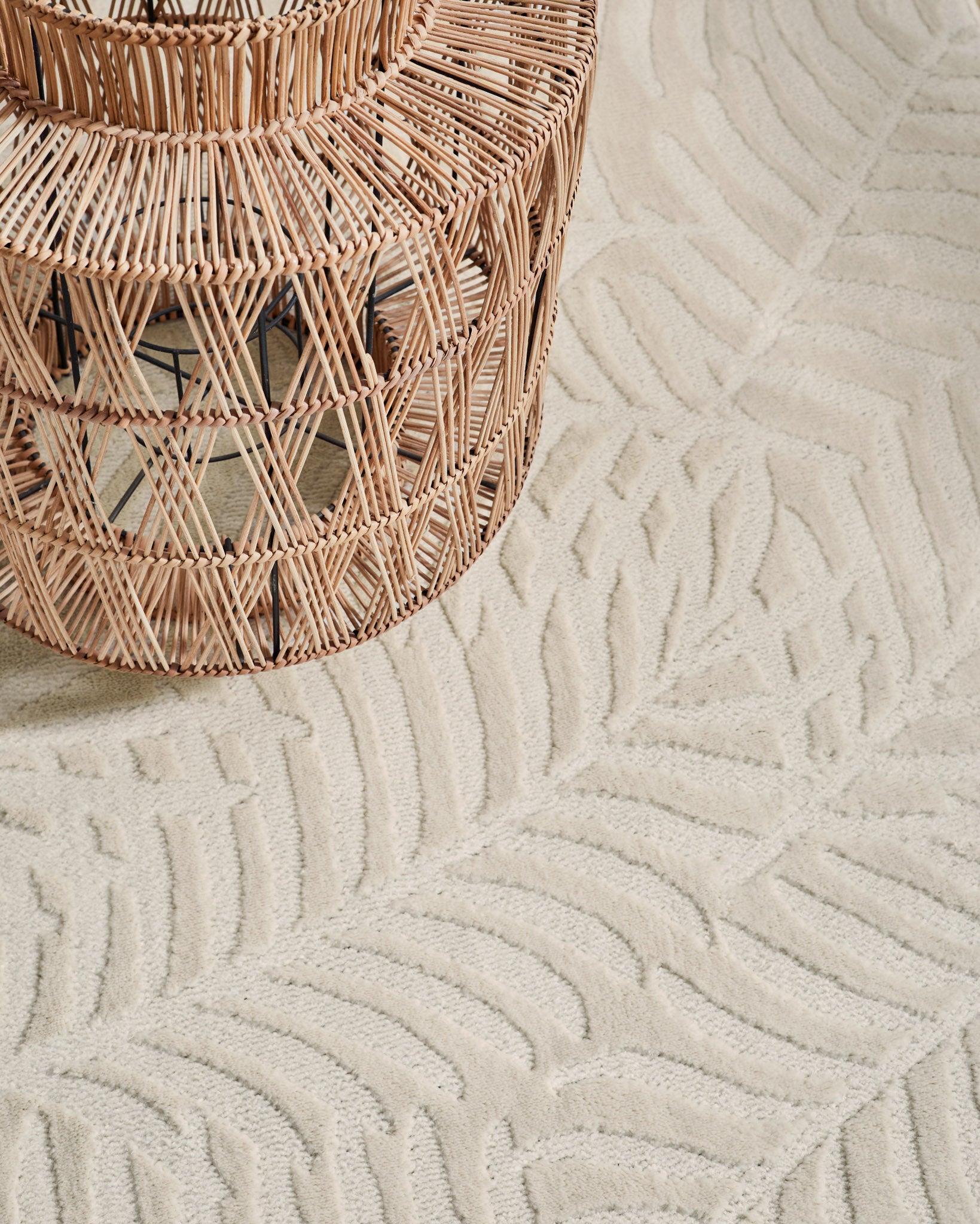 Tapis poils ras motif feuille en relief crème : BLO1035CRE BLOOM