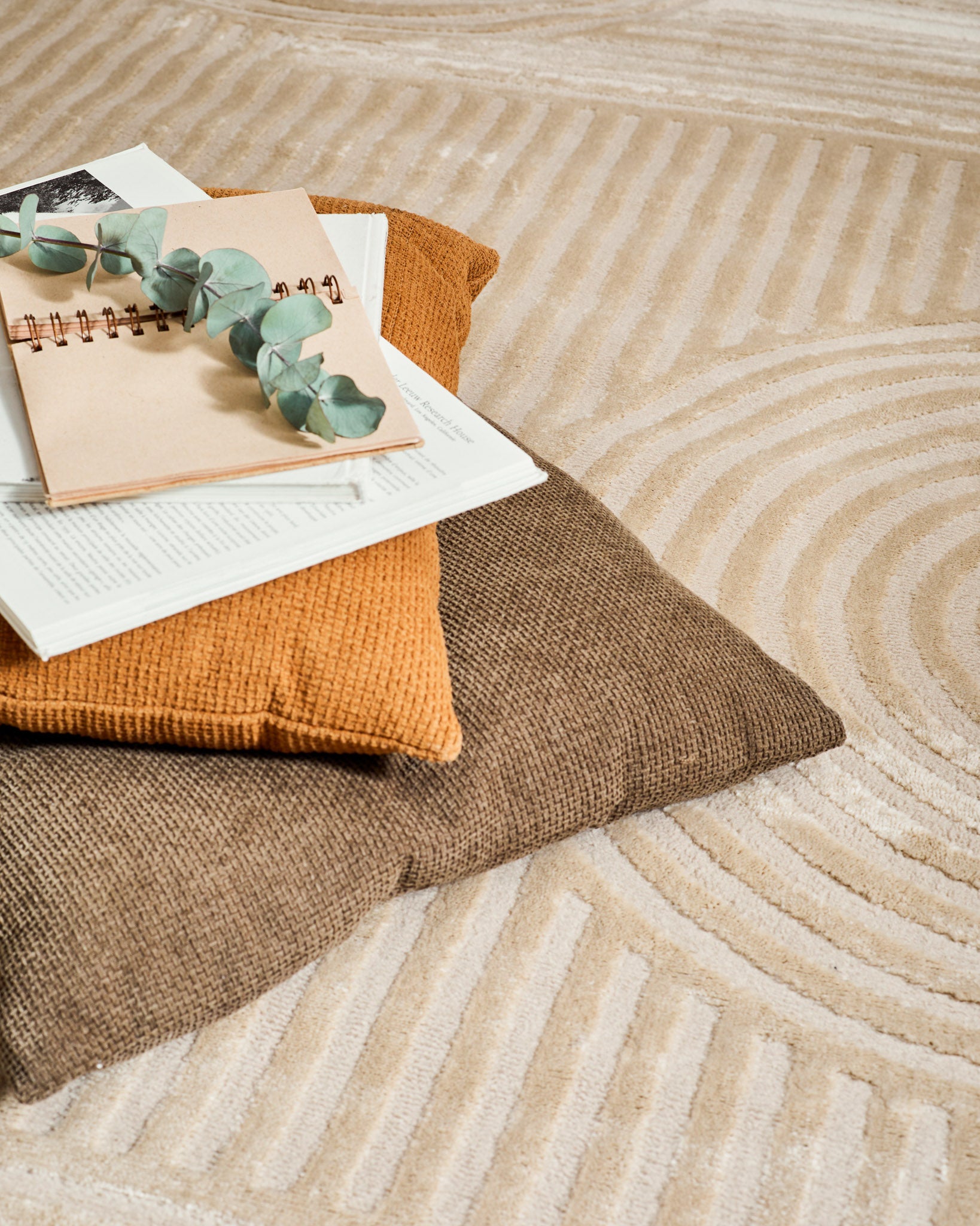 Tapis poils ras motif graphique en relief beige : BLO1036BEI BLOOM