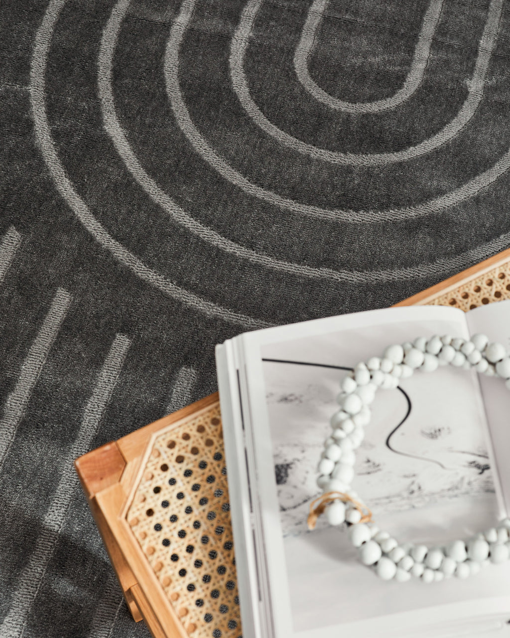 Tapis poils ras motif arc de cercle en relief gris : BLO1037GRI BLOOM