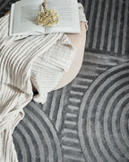 Tapis poils ras motif géométrique en relief gris : BLO1040GRI BLOOM