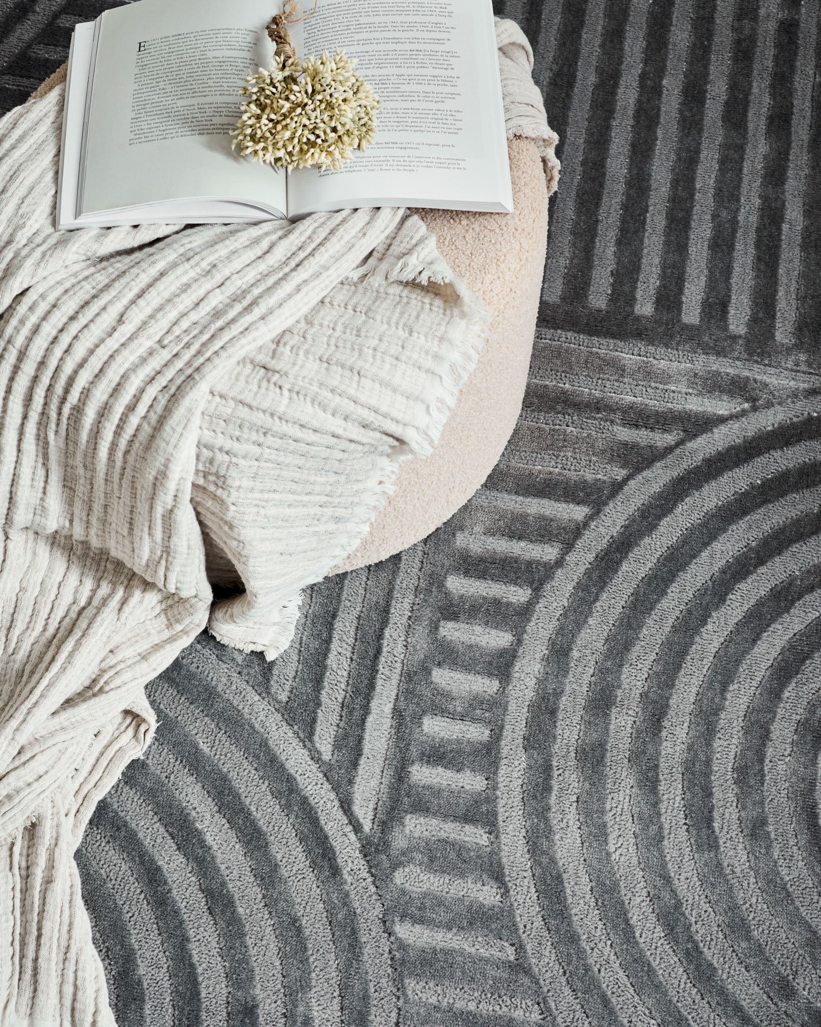 Tapis poils ras motif géométrique en relief gris : BLO1040GRI BLOOM