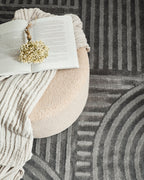 Tapis poils ras motif géométrique en relief gris : BLO1040GRI BLOOM