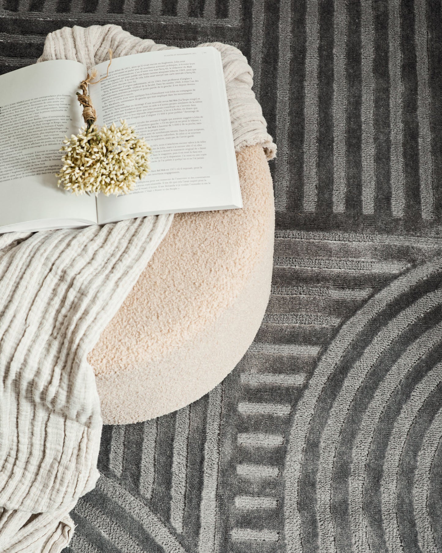 Tapis poils ras motif géométrique en relief gris : BLO1040GRI BLOOM