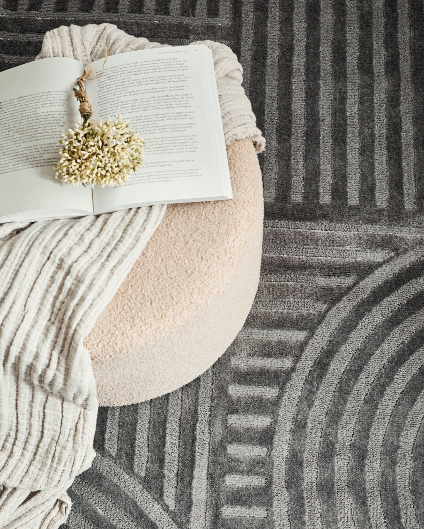 Tapis poils ras motif géométrique en relief gris : BLO1040GRI BLOOM