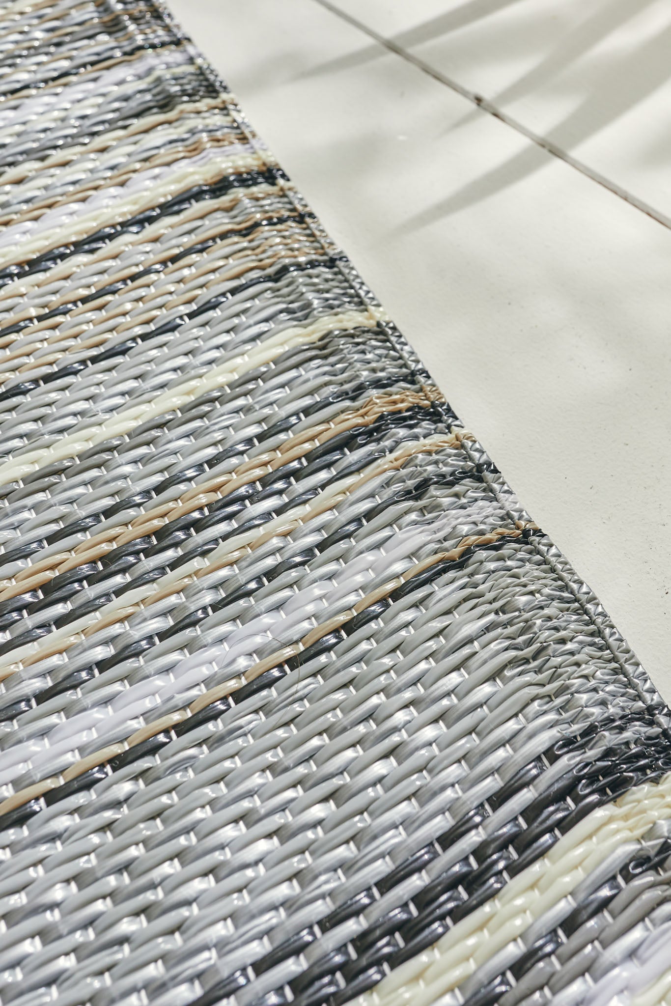Tapis d'extérieur motif rayure dégradée gris :  CAP1746GRI CAPRI