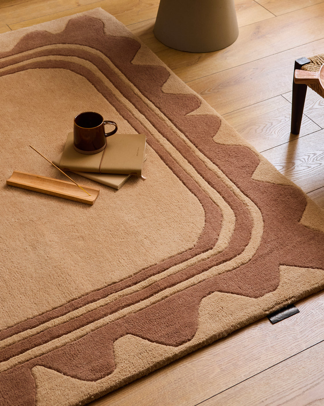 Cèdre blanc – Tapis en laine wavy marron Cèdre blanc