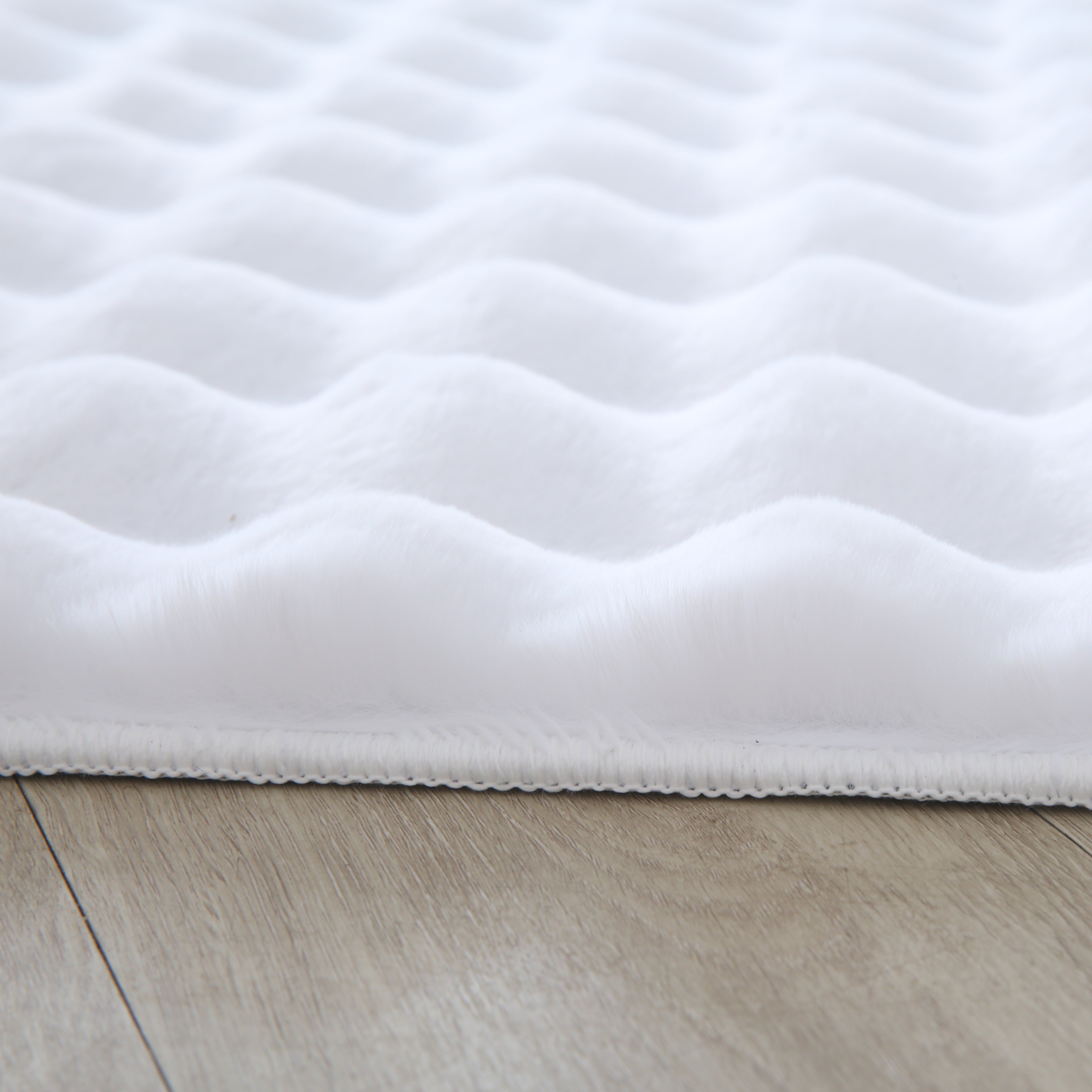 LAPONIE - Tapis uni doux à poils longs effet vague - LAP5110BLA