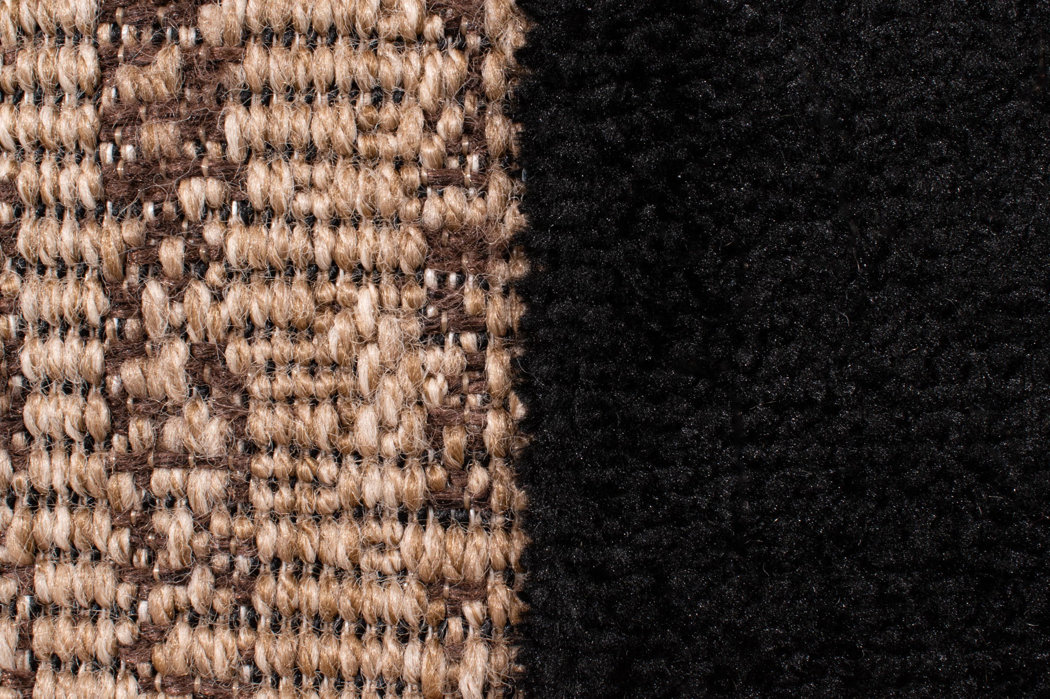 Tapis naturel avec motif en relief noir : PAL9489NOI PALMA