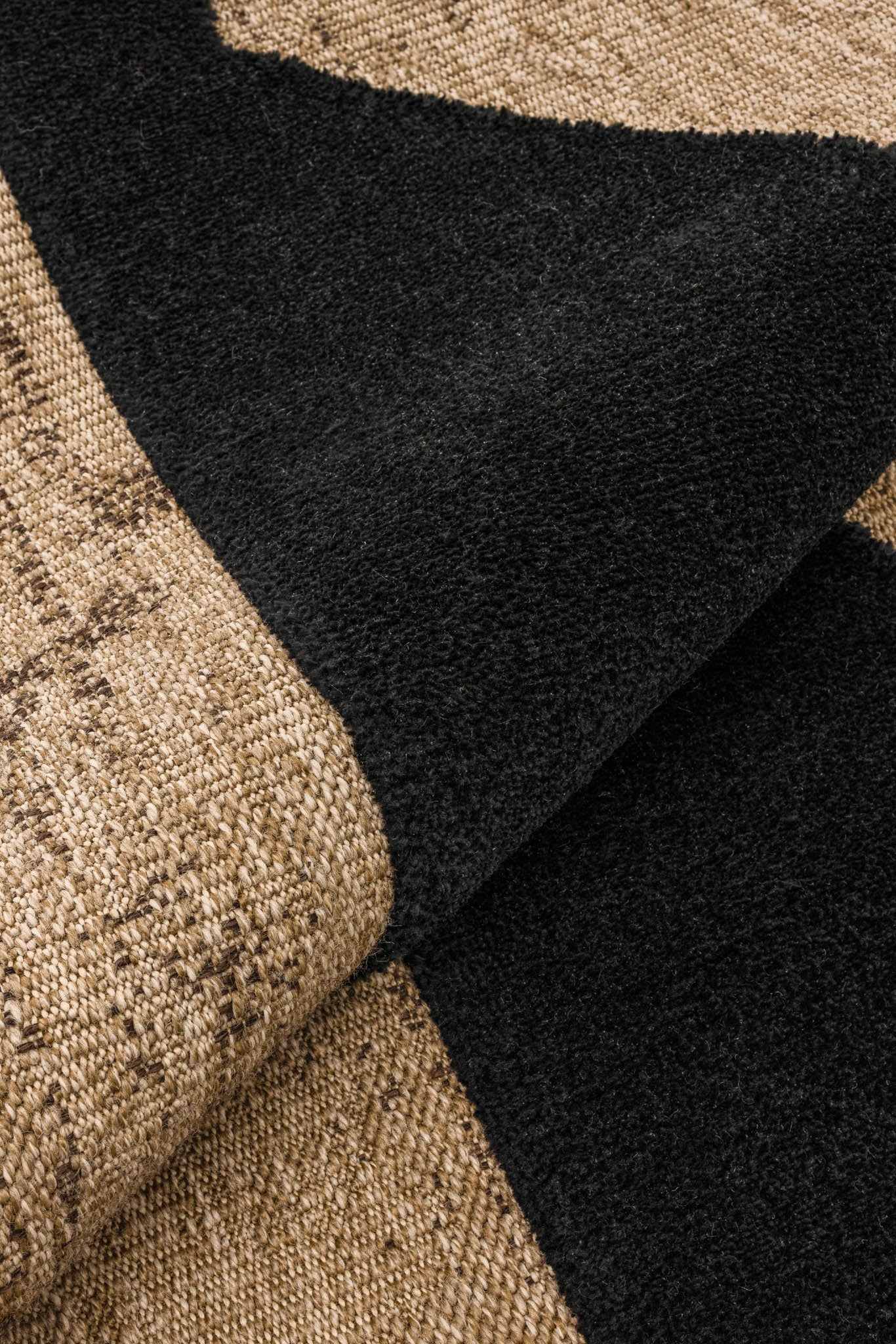 Tapis naturel avec motif en relief noir : PAL9489NOI PALMA