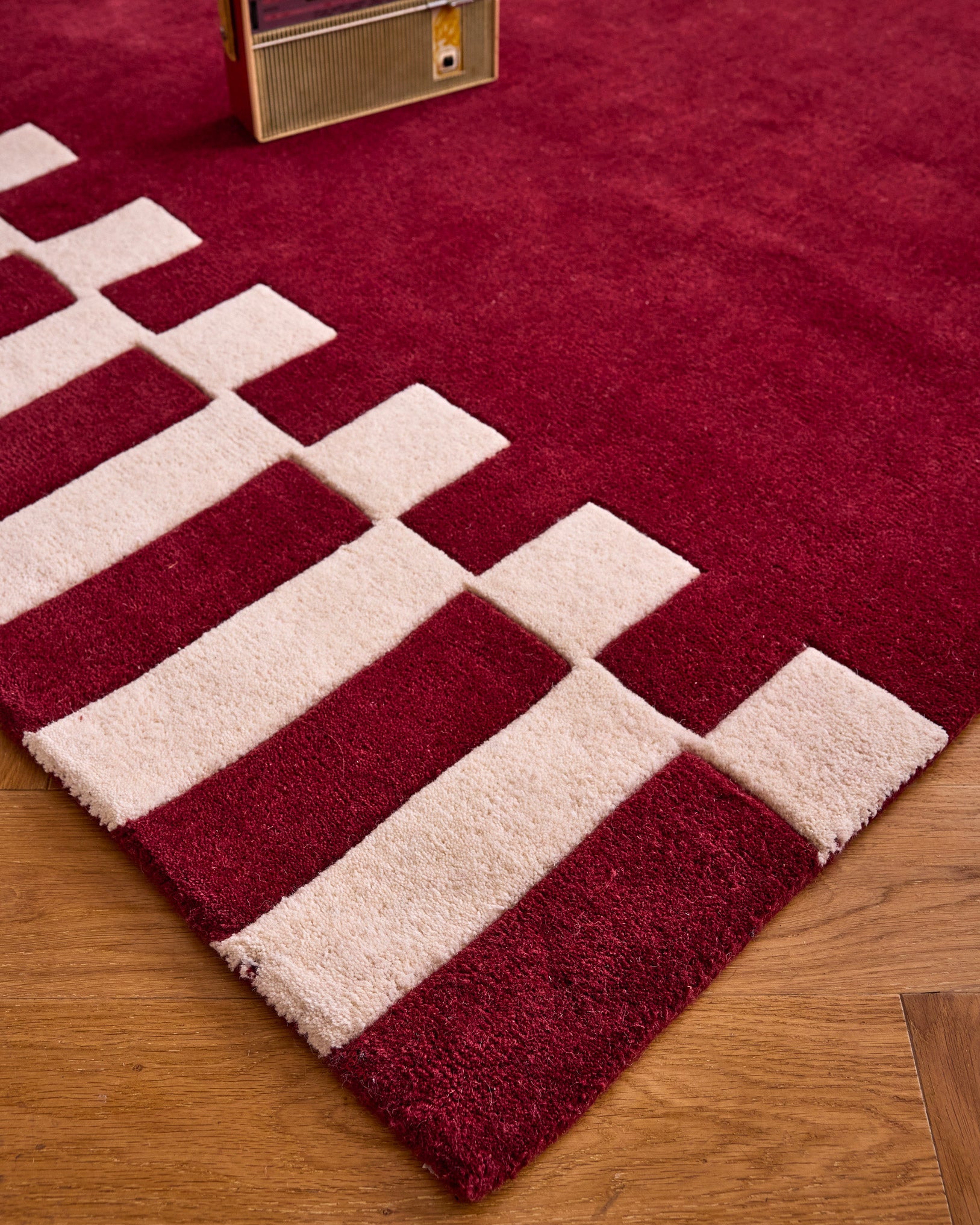 Rouge d'orage – Tapis en laine géométrique - bordeaux Rouge d'orage