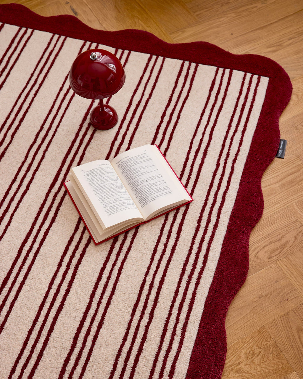Rouge d'orage – Tapis en laine à rayure - bordeaux Rouge d'orage