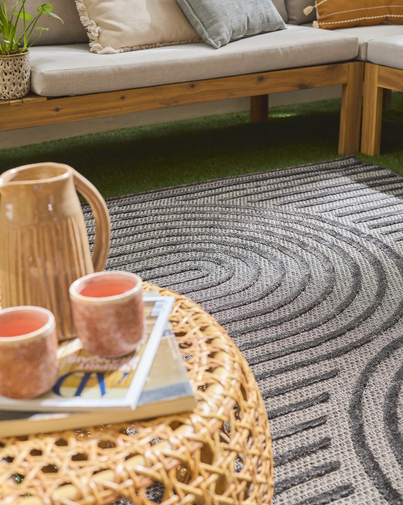 Tapis d'intérieur et extérieur motifs arcs symétriques SANTORINI 986 NOIR : SAN986NOI Nazar rugs