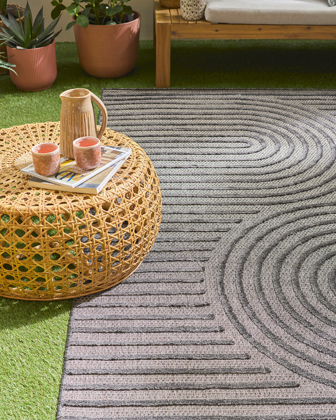 Tapis d'intérieur et extérieur motifs arcs symétriques SANTORINI 986 NOIR : SAN986NOI Nazar rugs