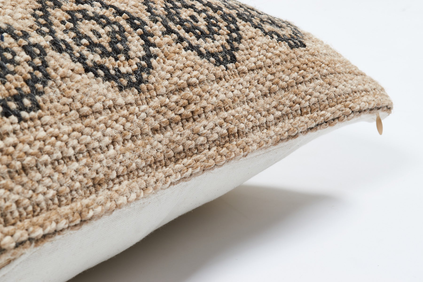 Housse de coussin motifs ronds noir effet jute naturel Nazar rugs