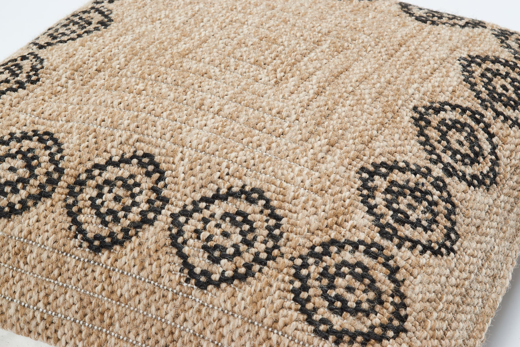 Housse de coussin motifs ronds noir effet jute naturel Nazar rugs