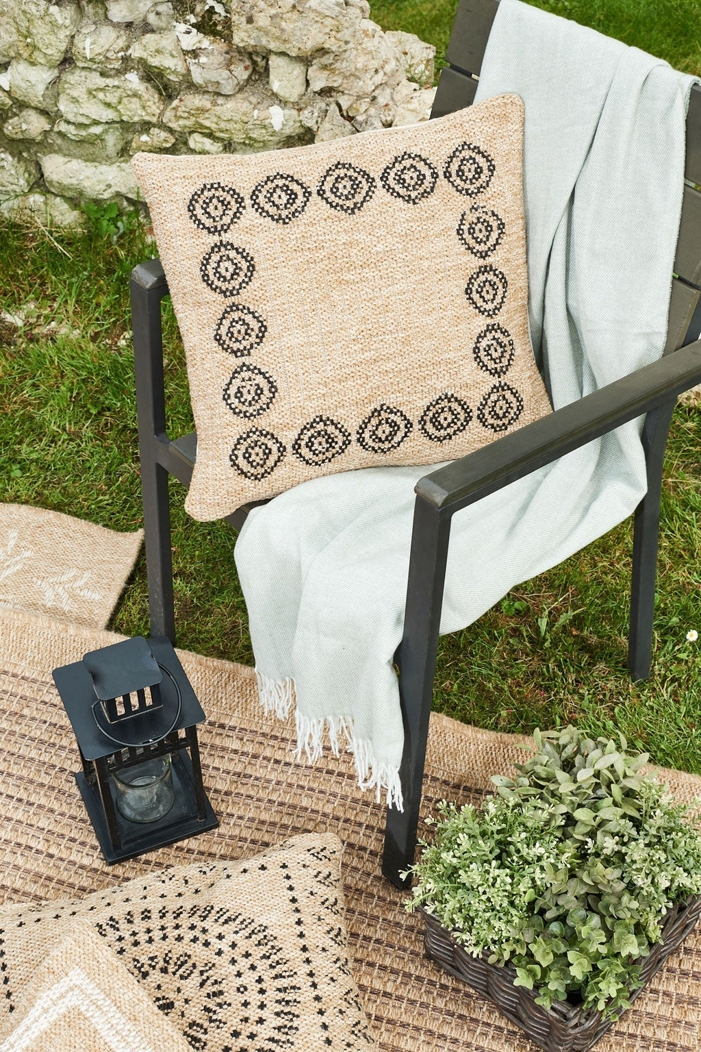 Housse de coussin motifs ronds noir effet jute naturel Nazar rugs