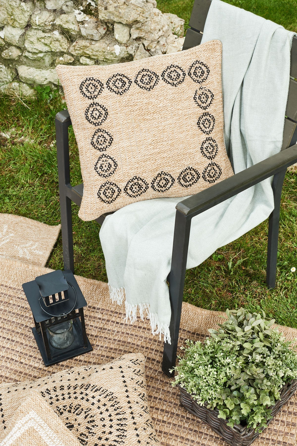 Housse de coussin motifs ronds noir effet jute naturel Nazar rugs