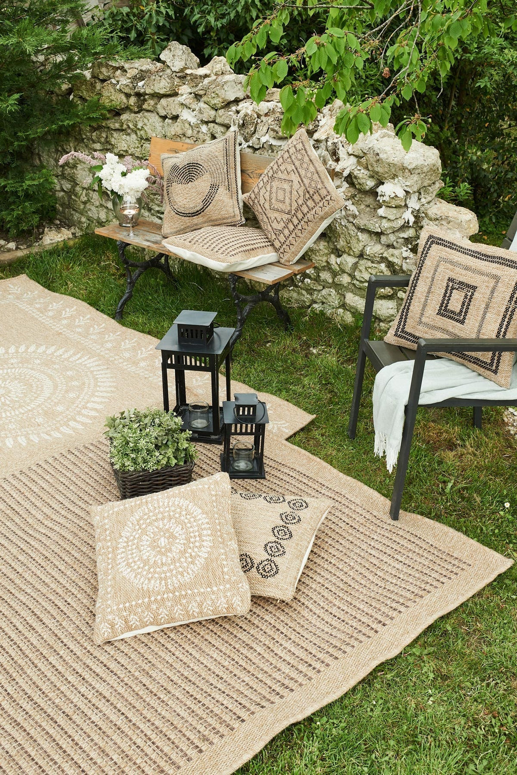 Housse de coussin motifs ronds noir effet jute naturel Nazar rugs