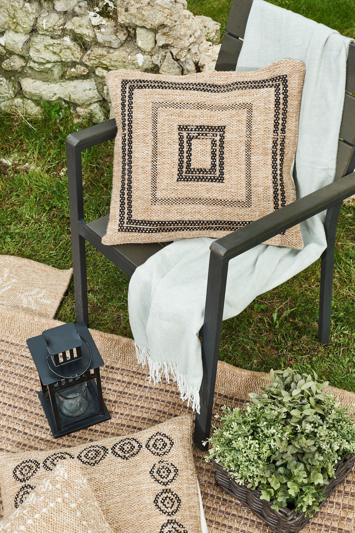 Housse de coussin rectangle noir effet jute naturel Nazar rugs