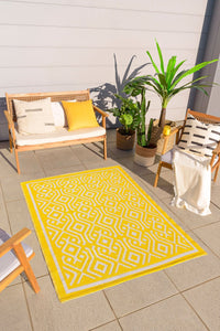 Tapis d'extérieur jaune motifs graphiques Nazar rugs