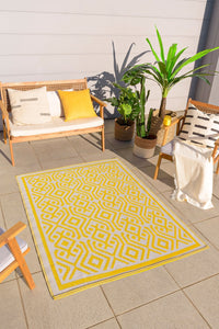 Tapis d'extérieur jaune motifs graphiques Nazar rugs