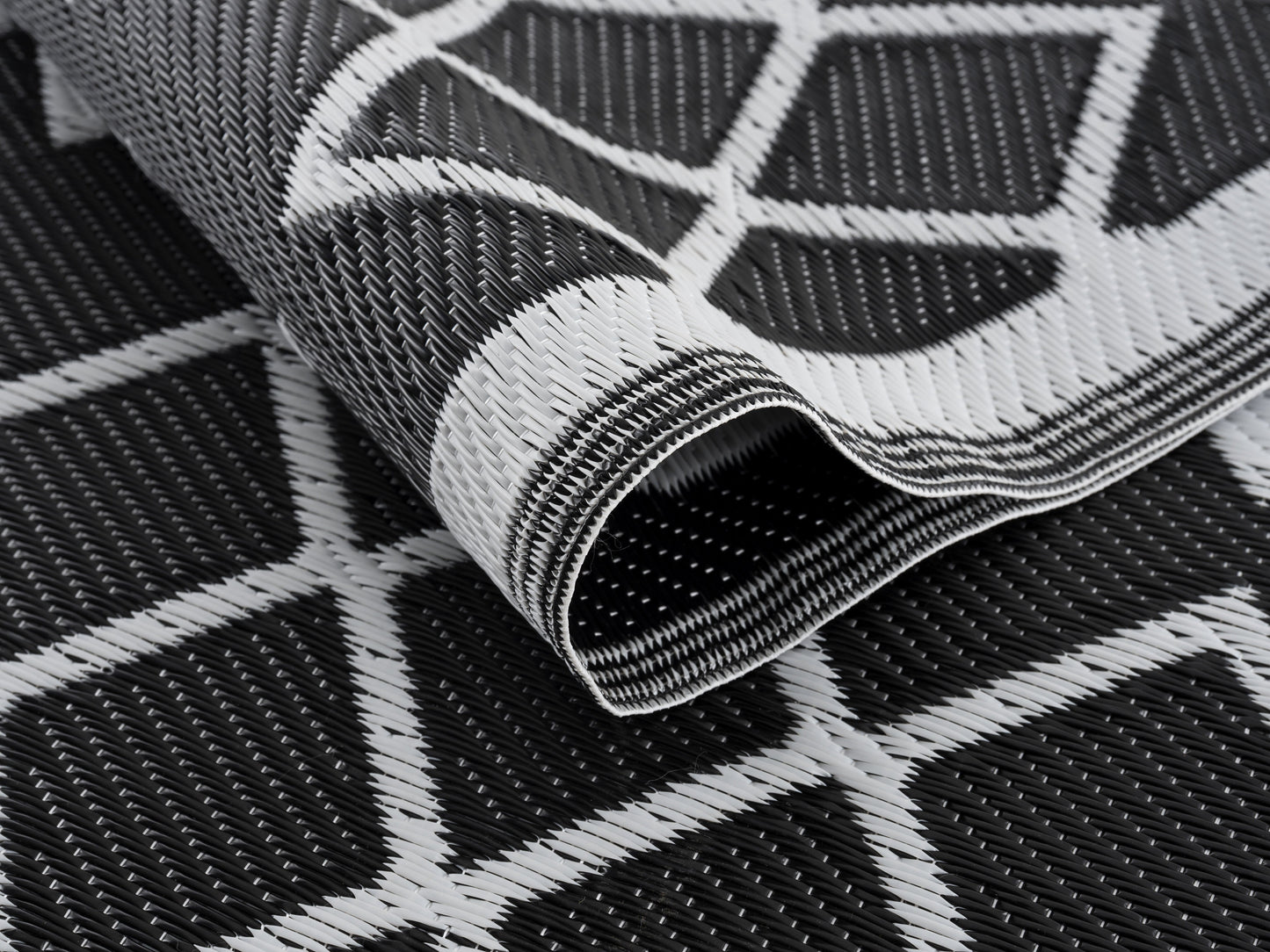 Tapis d'extérieur motifs graphiques Nazar rugs