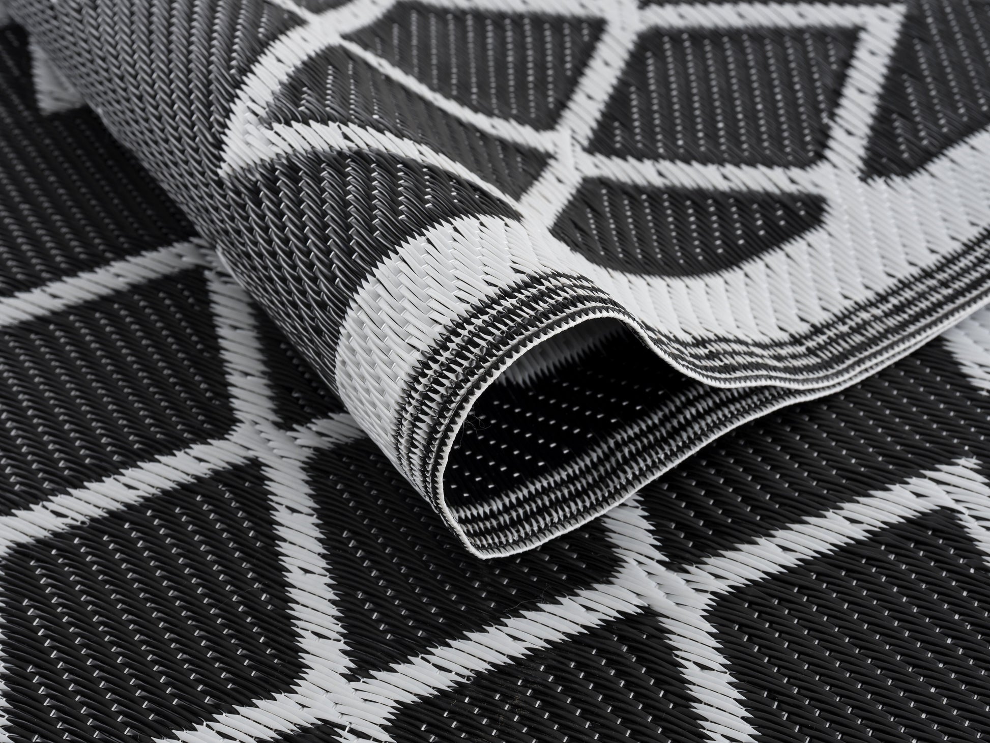 Tapis d'extérieur motifs graphiques Nazar rugs