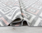 tapis de salon en laine artificielle motif graphique rose et gris Nazar rugs