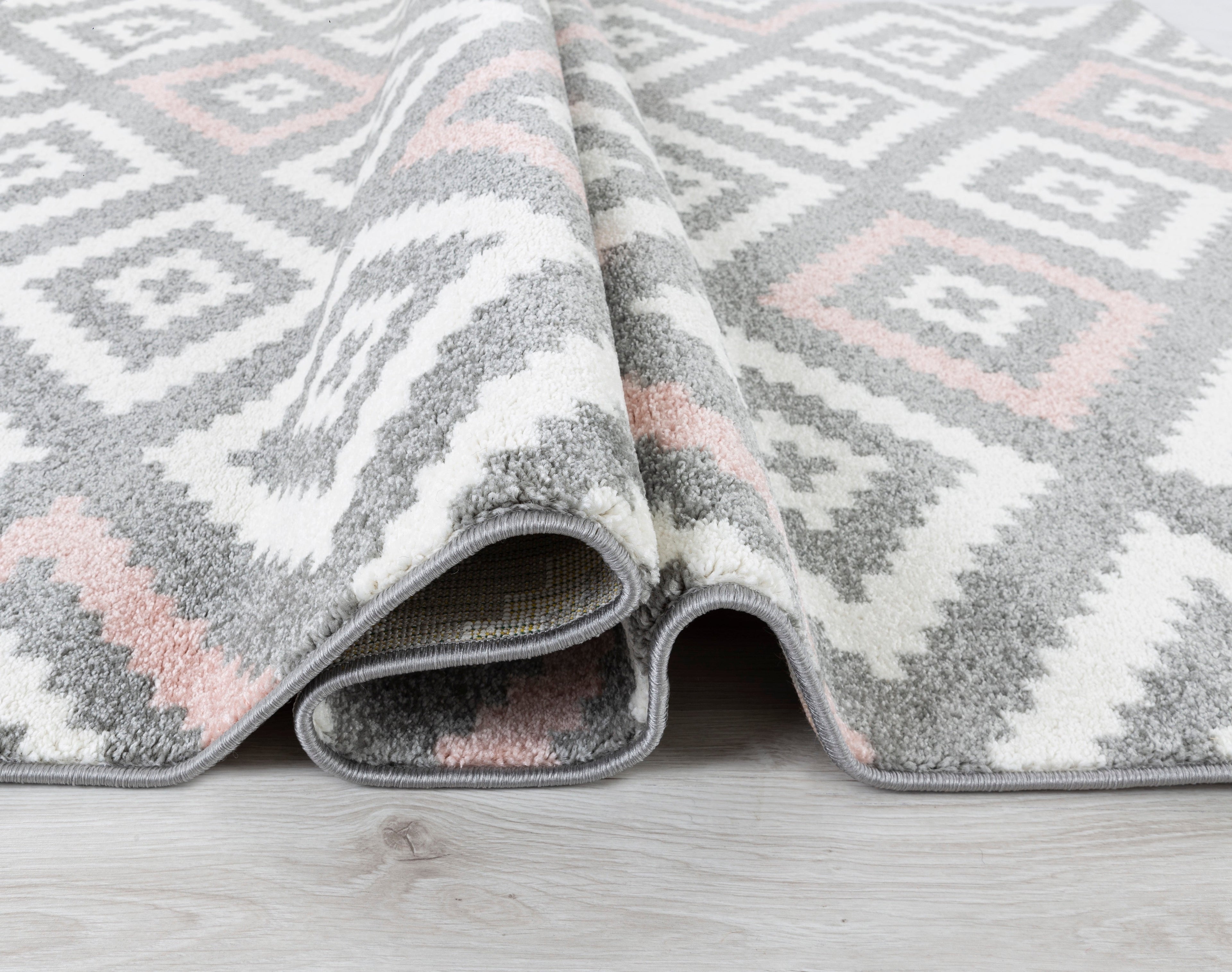 tapis de salon en laine artificielle motif graphique rose et gris Nazar rugs